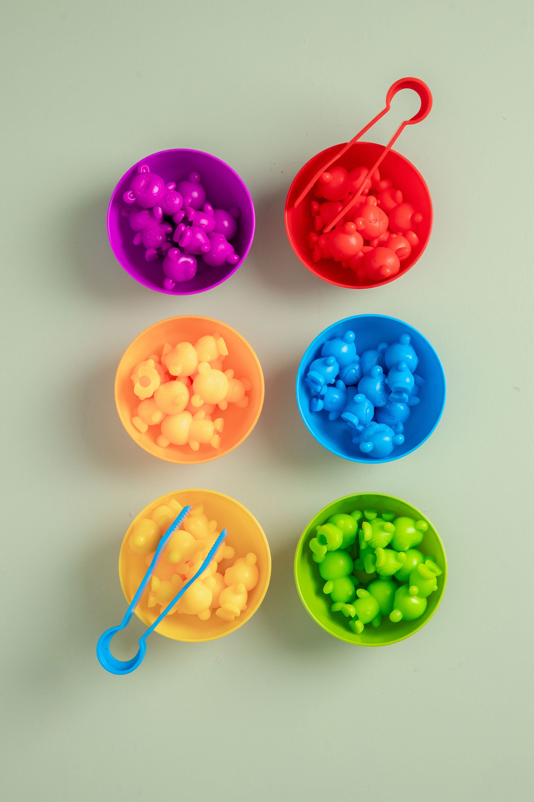 Colour sorting bowls and tweezers from Tiny Tree Toys Counting and Sorting Set - non-toxic plastic fine motor tools