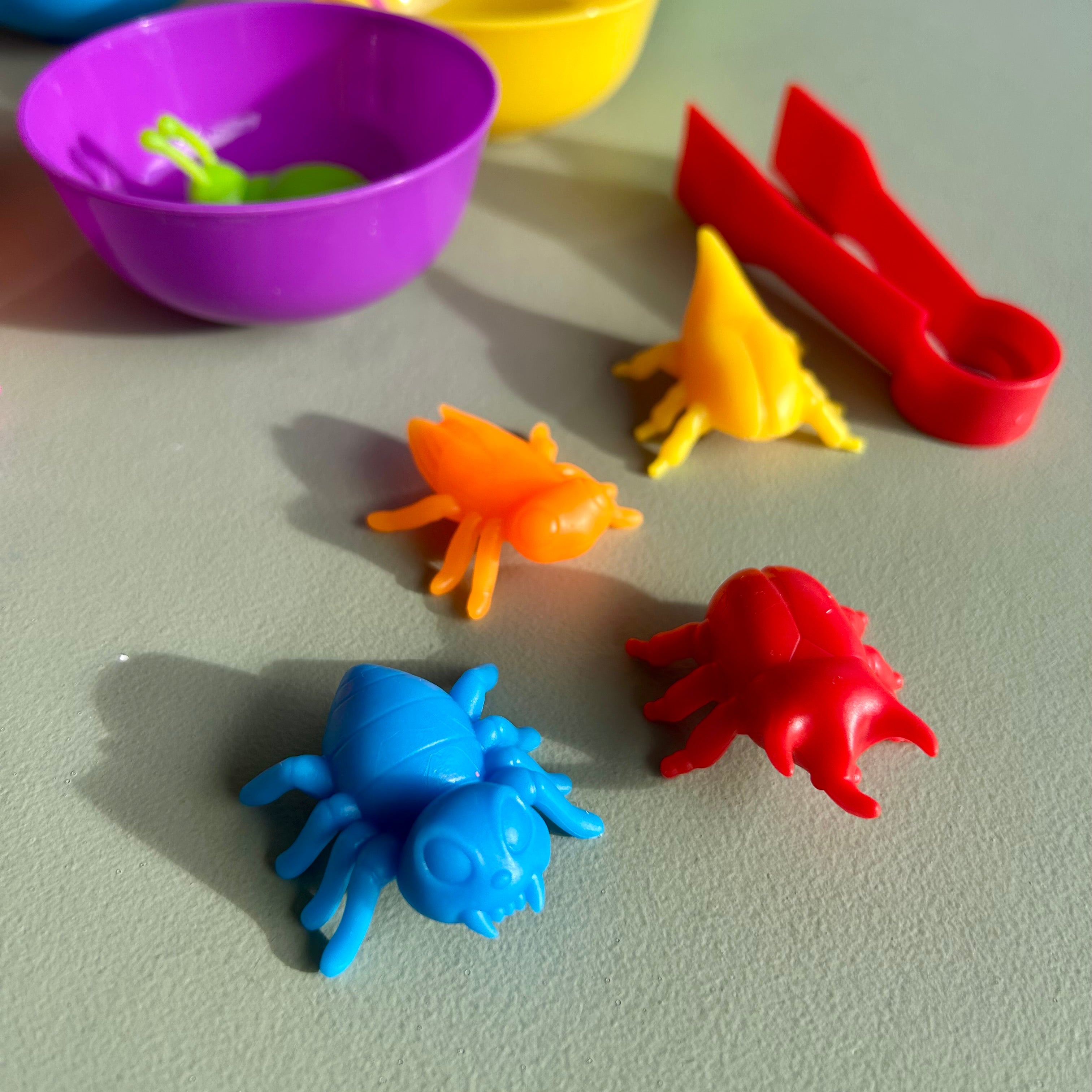 Bugs sorting set with 30 insect counters, 6 colour sorting cups and tweezers for counting and classification play