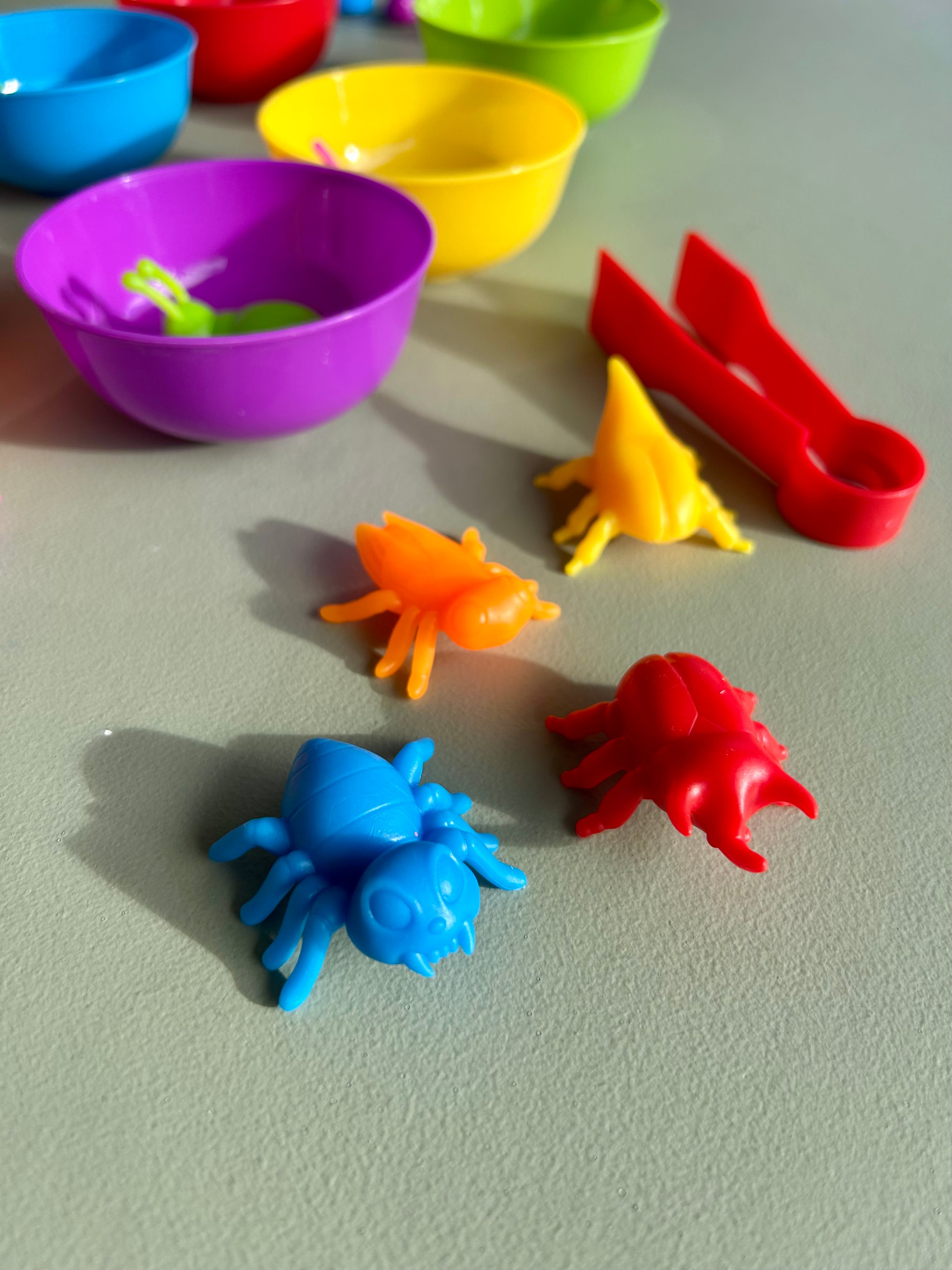 Bugs sorting set with 30 insect counters, 6 colour sorting cups and tweezers for counting and classification play