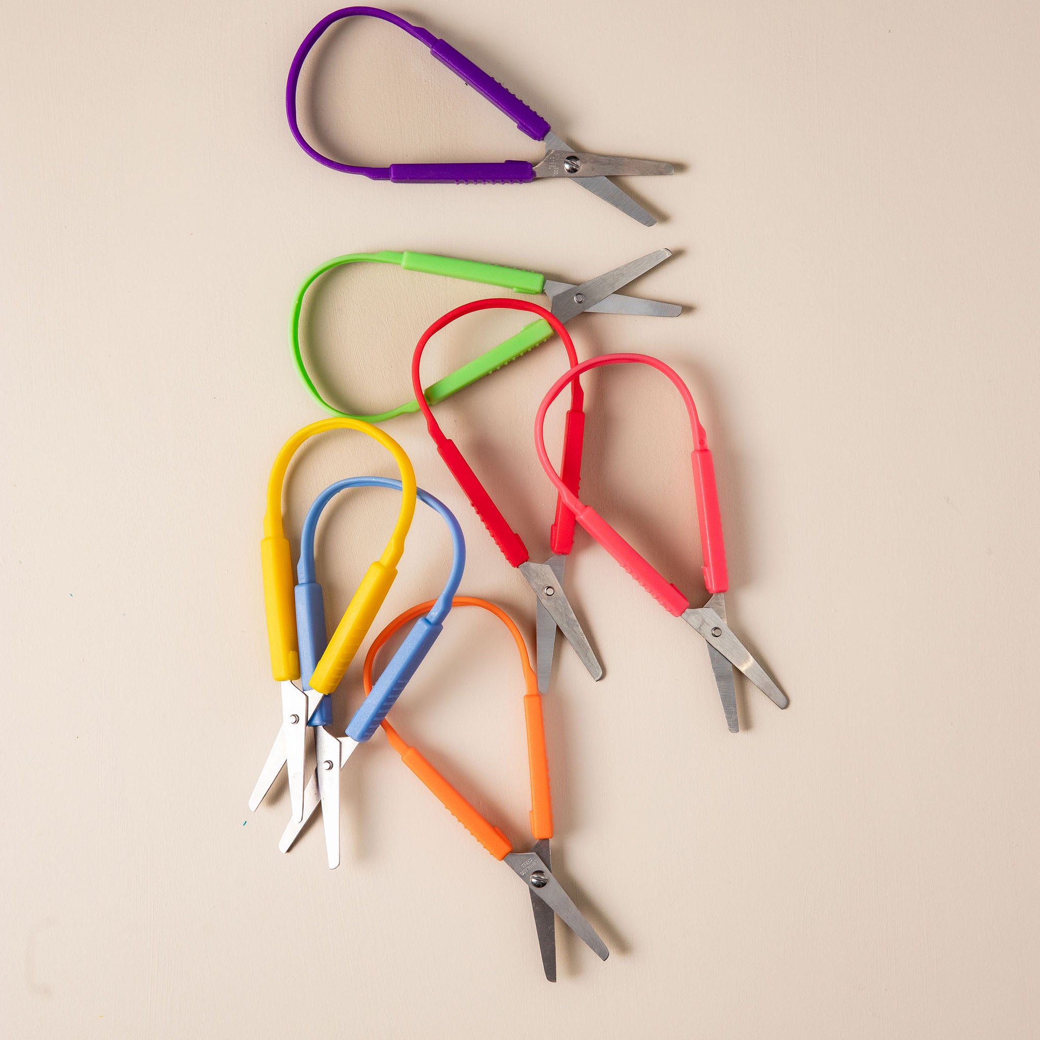 Easy grip scissors with ergonomic handle design