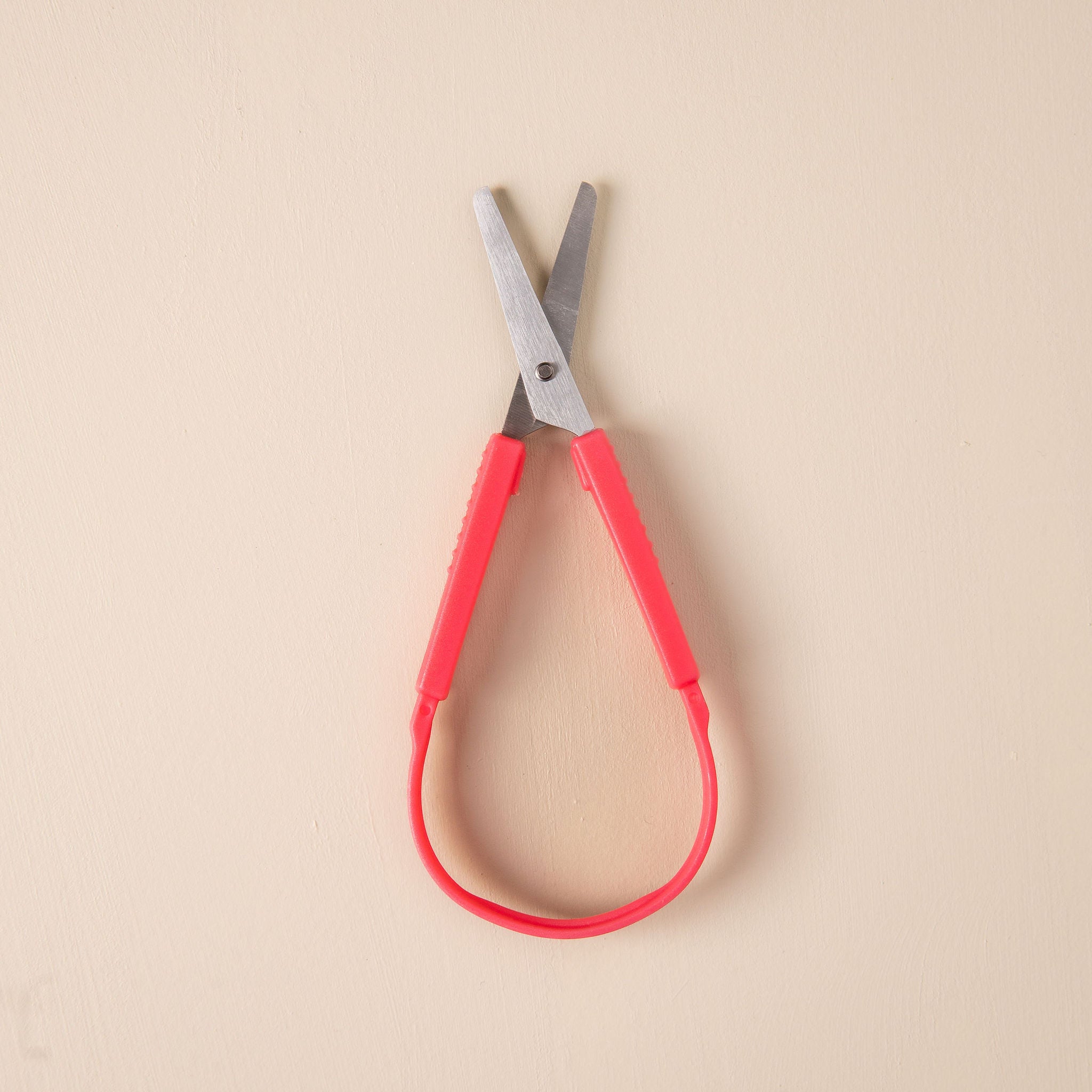 Adaptive scissors with loop handle for easy squeezing