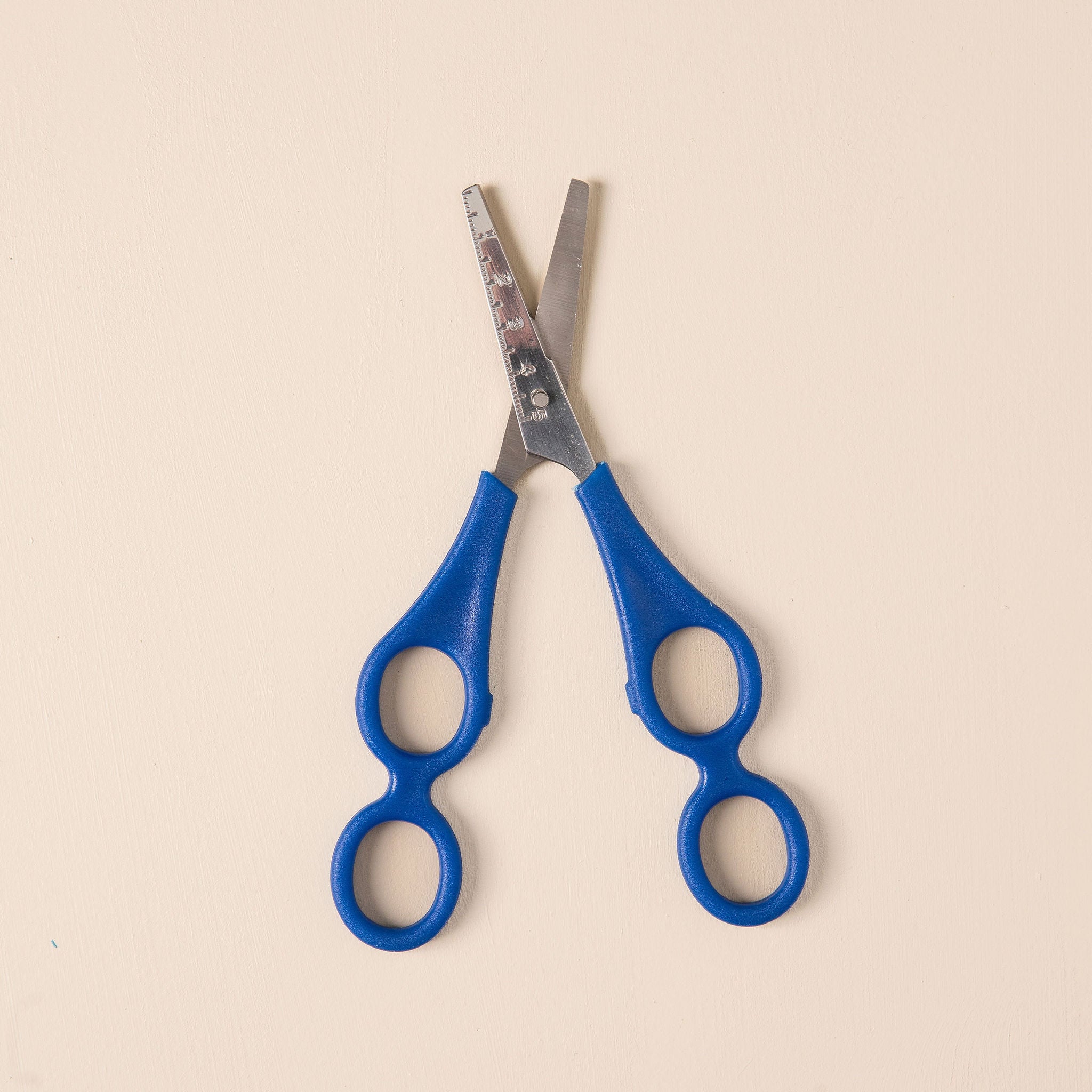Training scissors for easy cutting