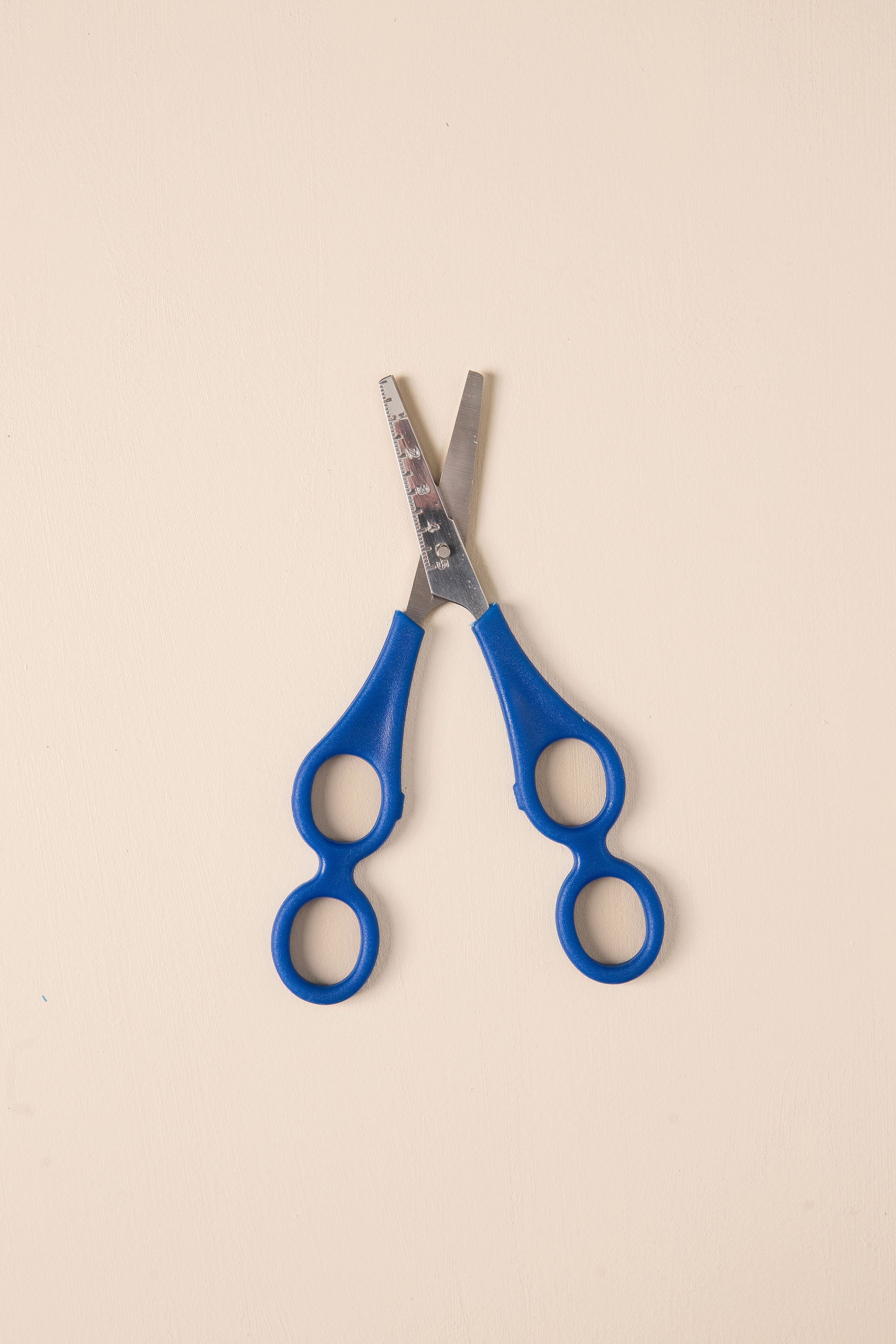 Training scissors for easy cutting