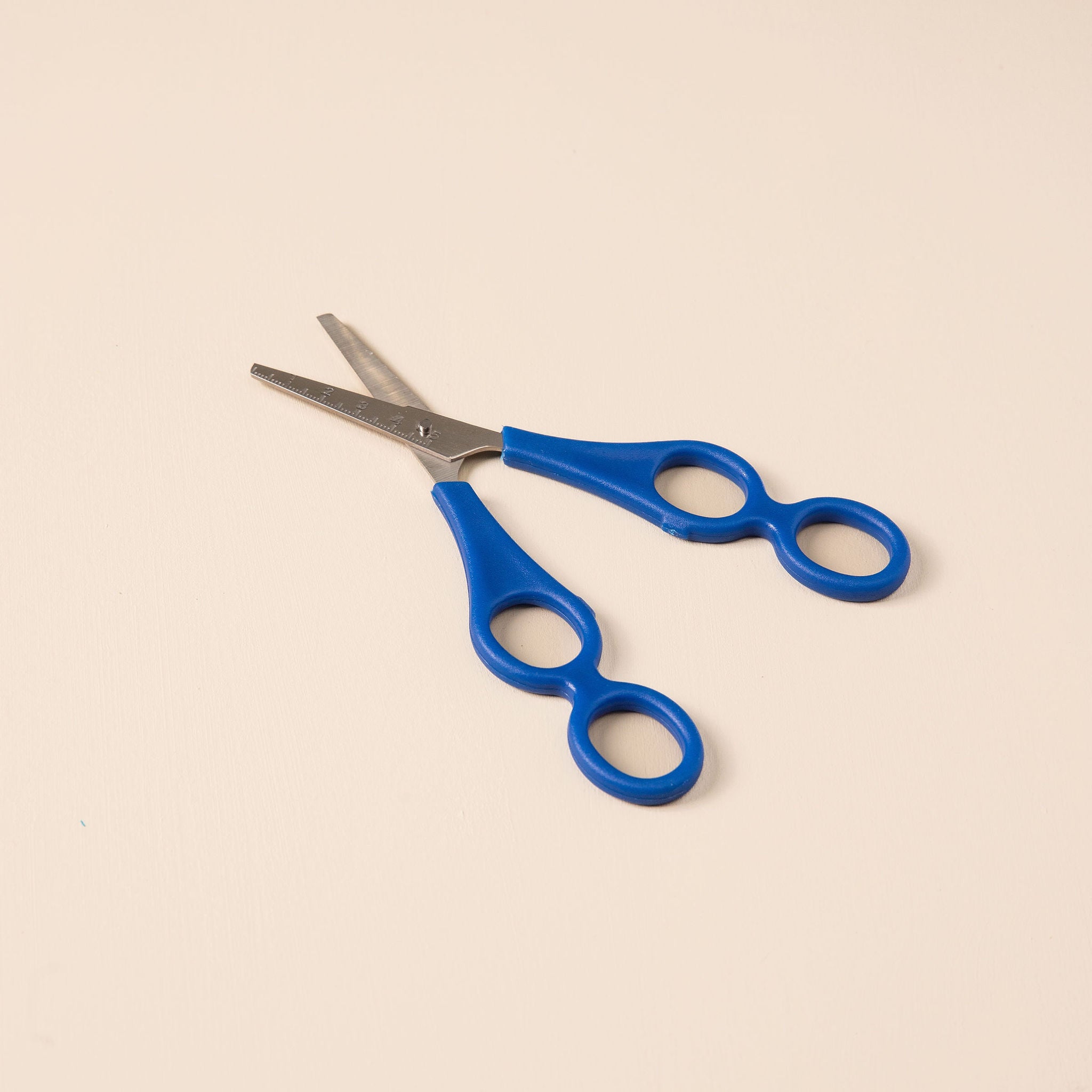 Training scissors for better grip