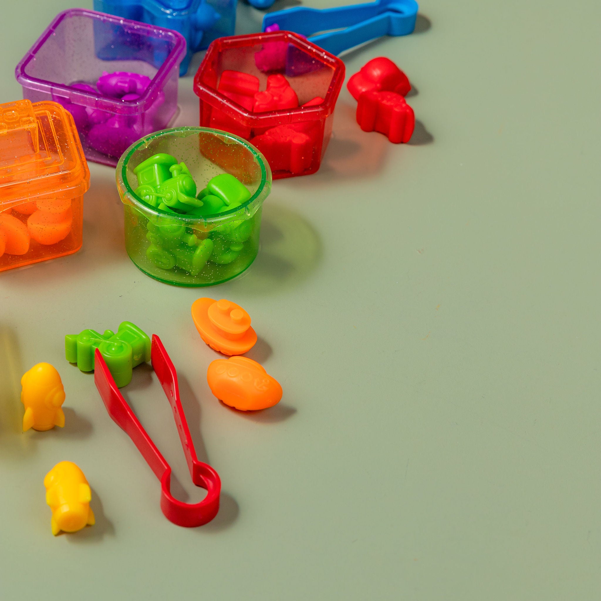 Transport shape sorting set with 36 counters, 6 shape lids and tweezers for shape recognition and fine motor play