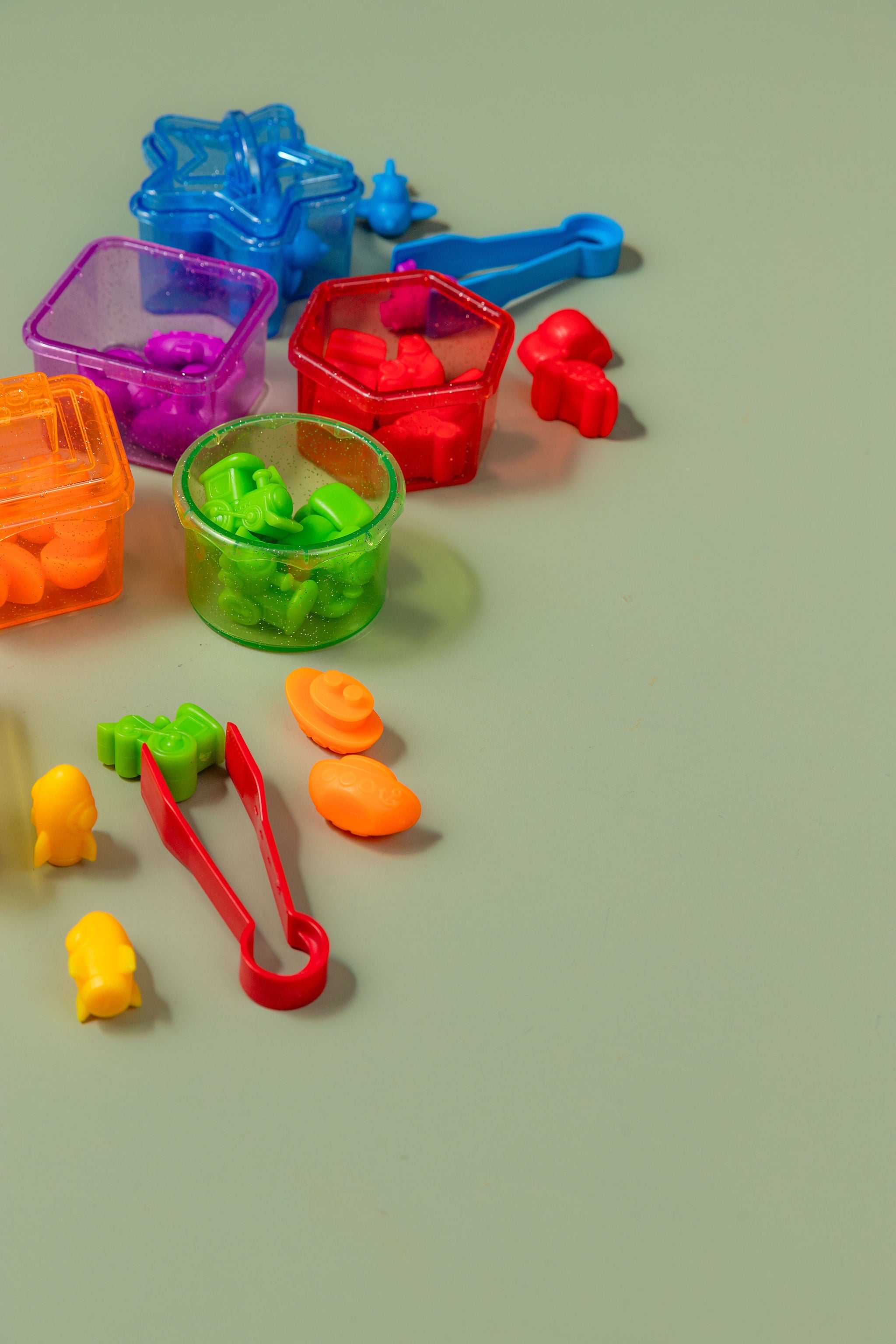 Transport shape sorting set with 36 counters, 6 shape lids and tweezers for shape recognition and fine motor play