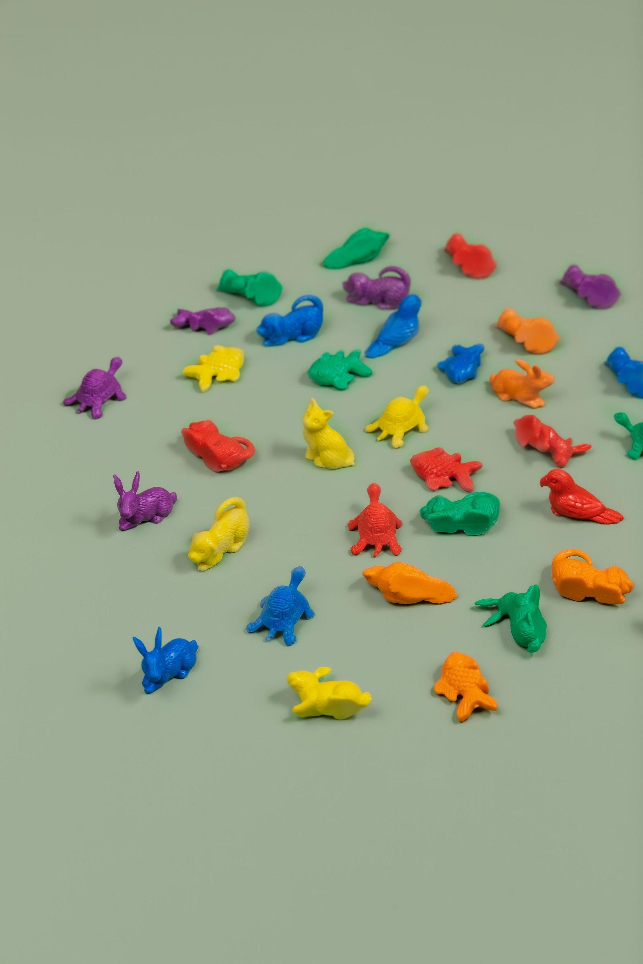 Pets counter set with 36 colourful plastic animal figurines for sorting and counting - OT-endorsed educational toy