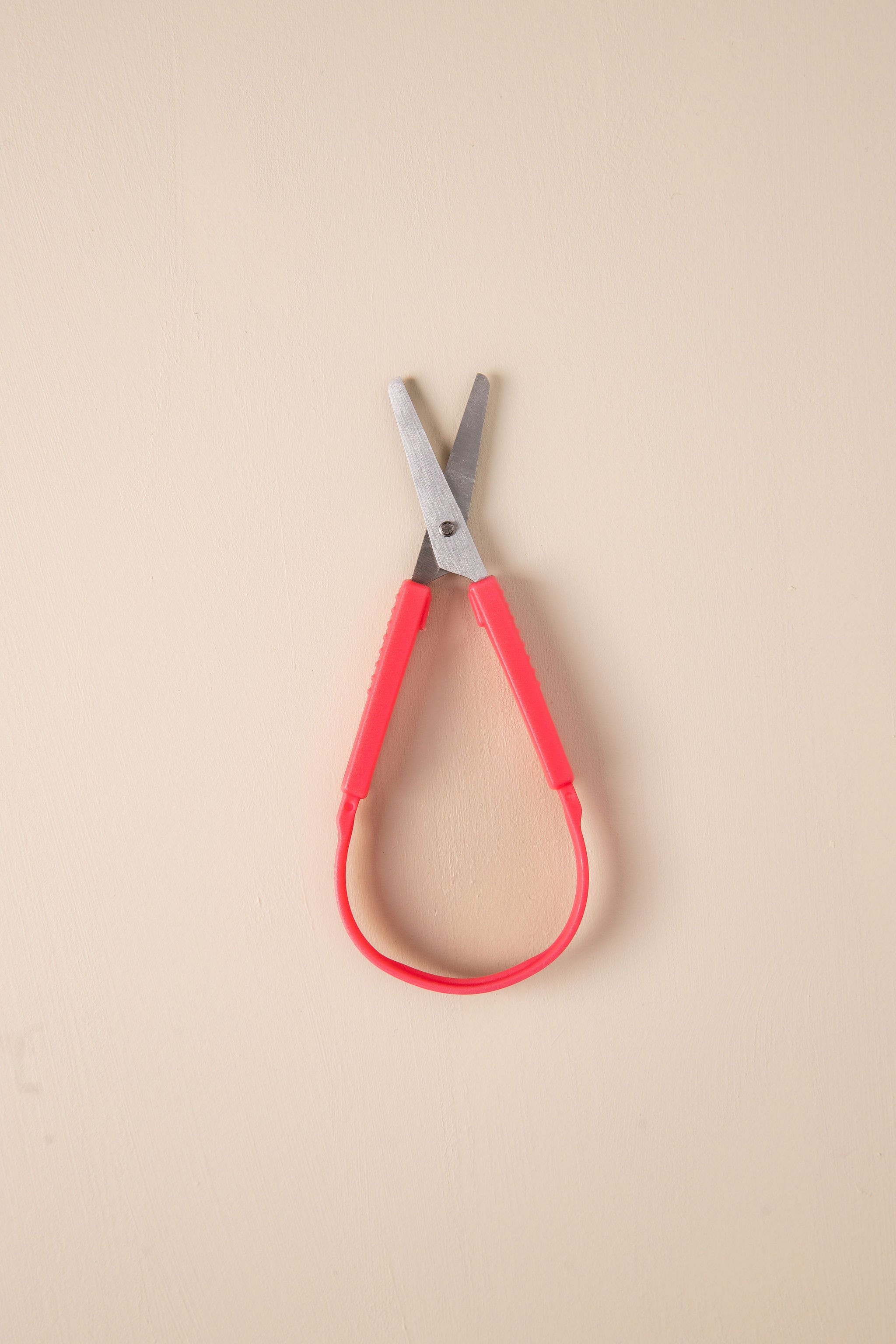 Adaptive scissors with loop handle for easy squeezing