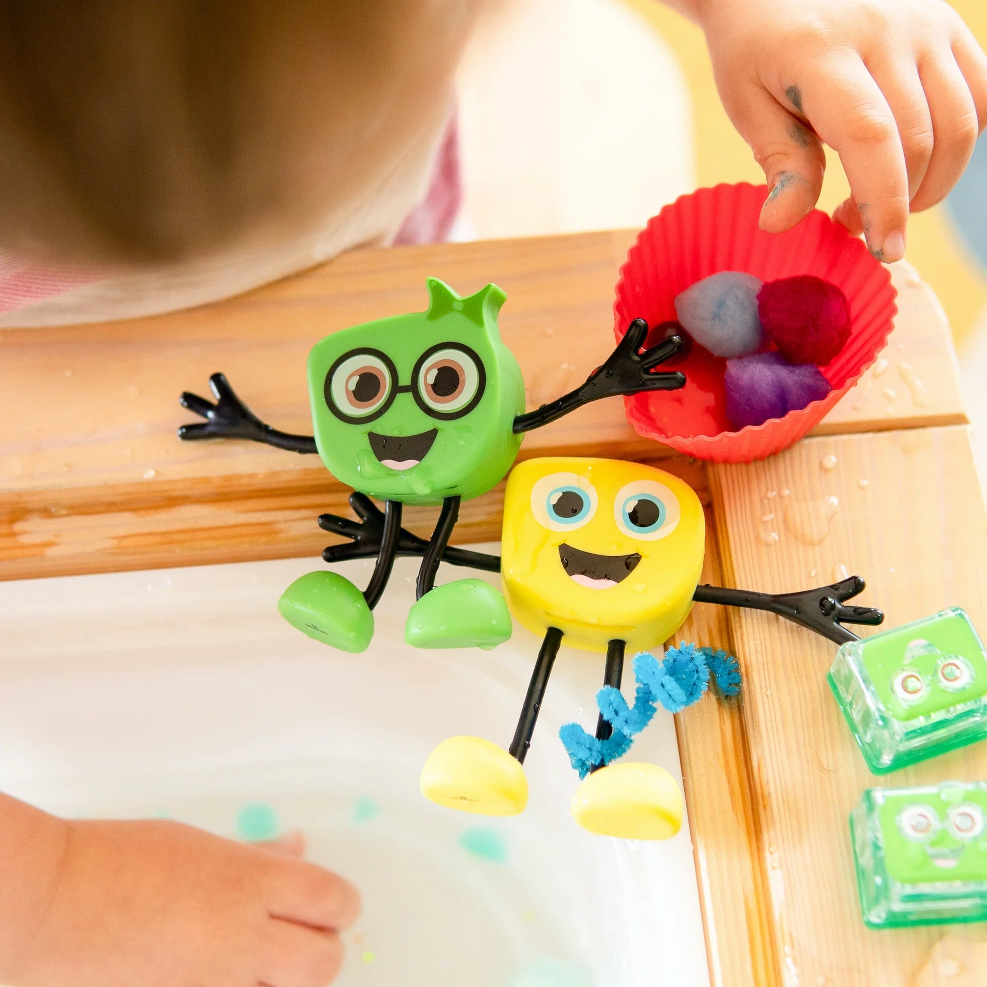 Glo Pals bath toy with light cubes Pippa