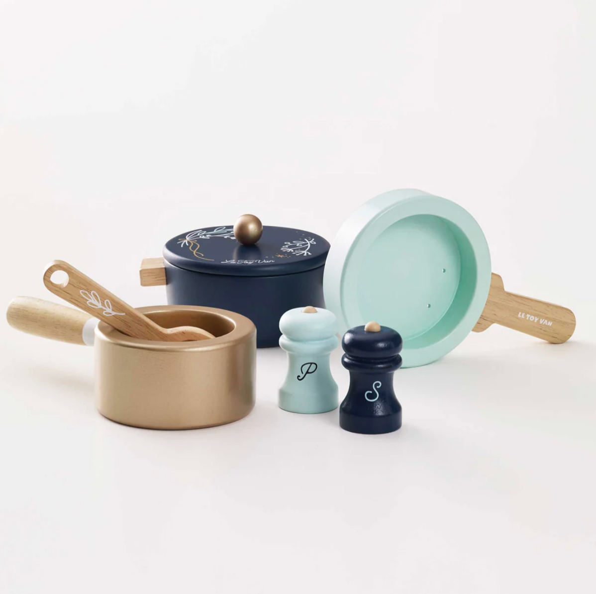 Kids wooden cookware set for imaginative play