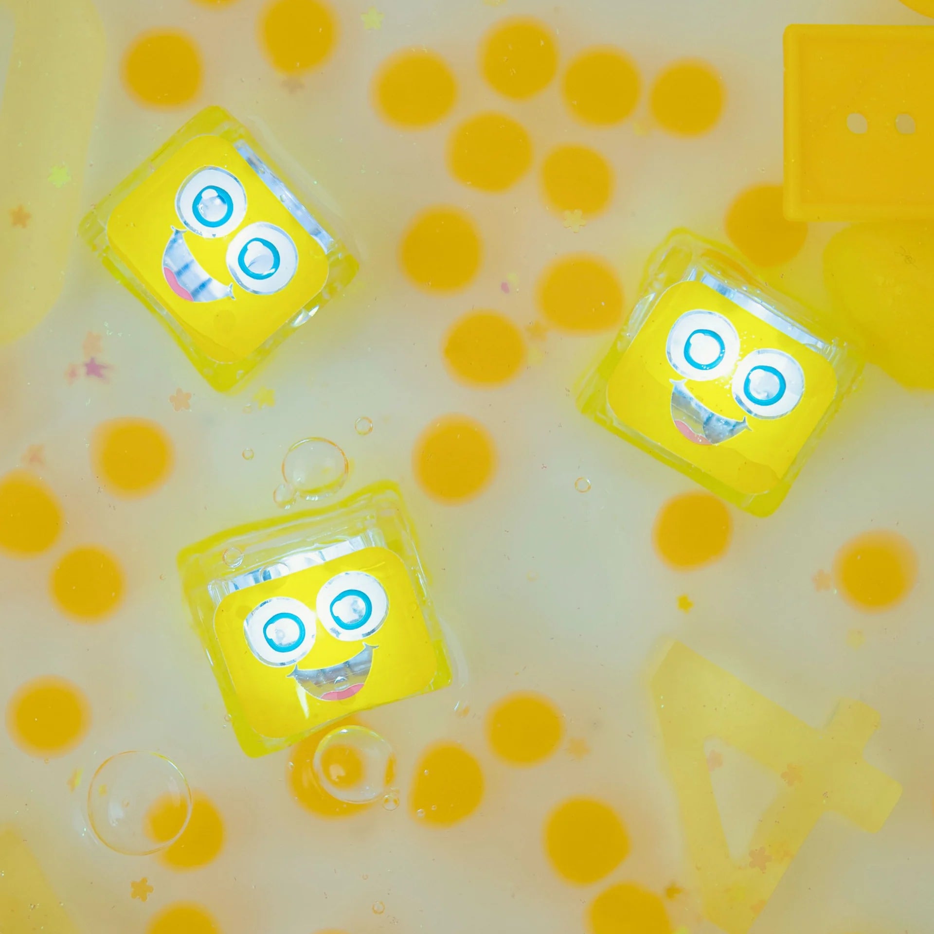 Sensory bath cubes with yellow glow