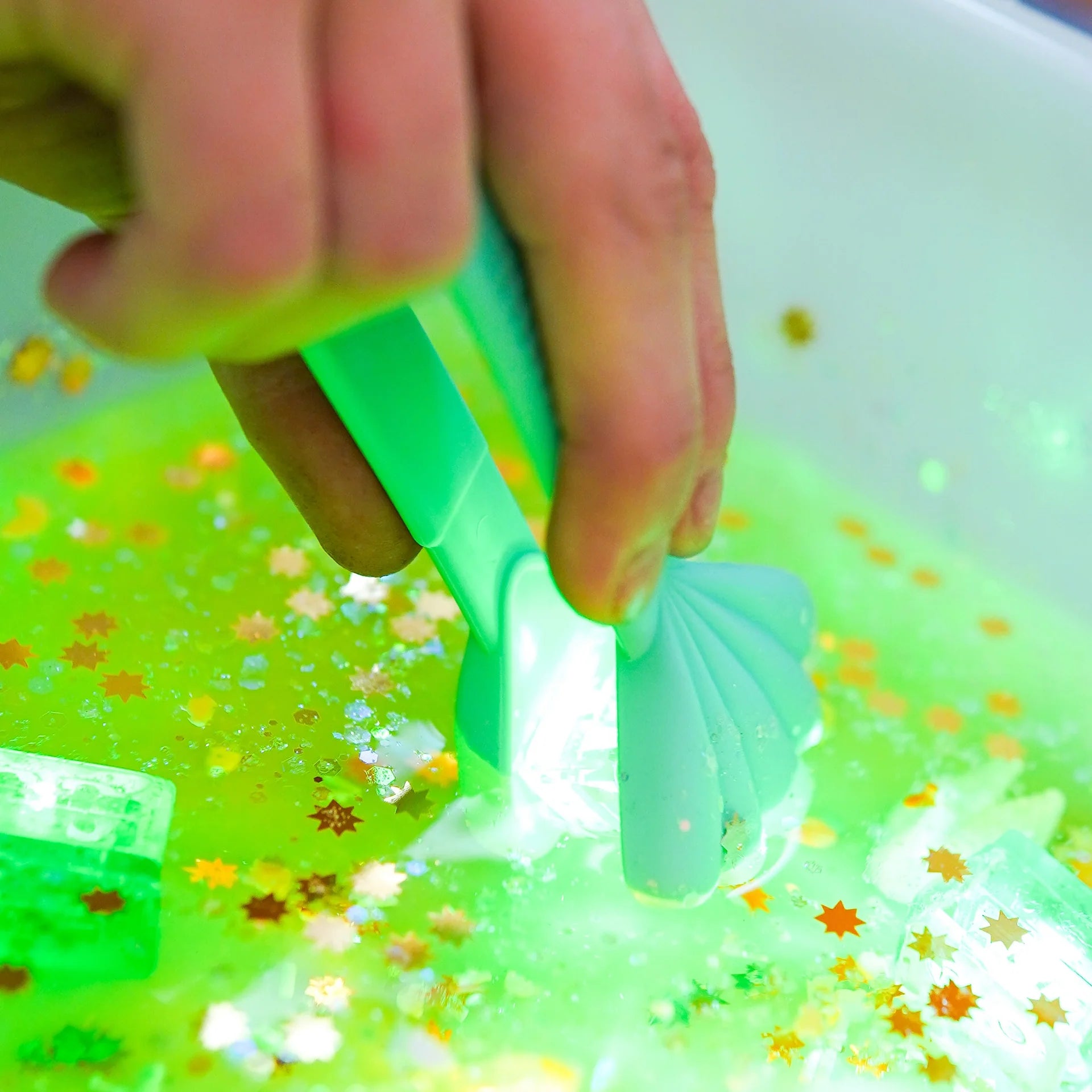 Sensory bath toy glowing green